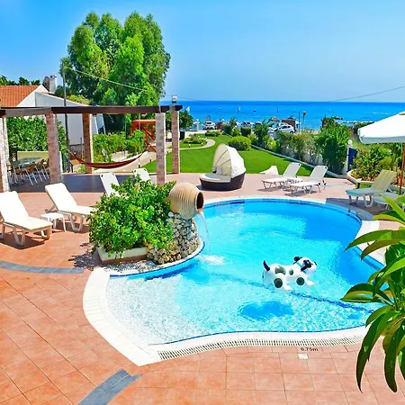 Angelina Villa *